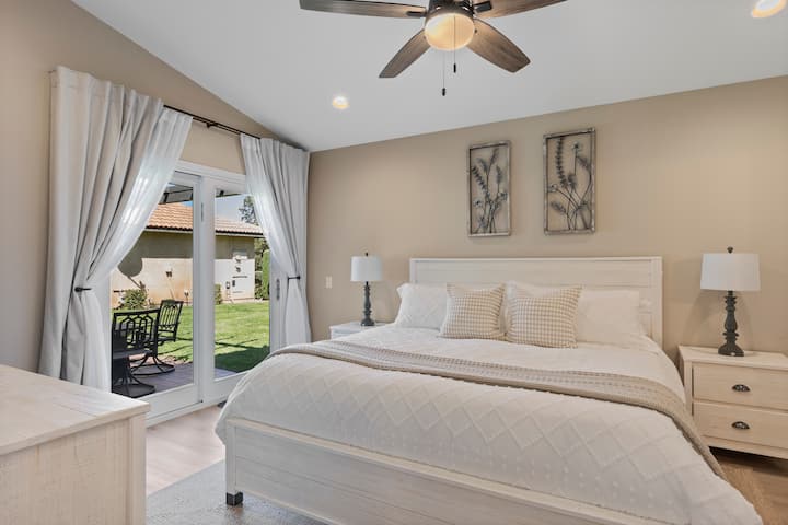 Cama tamaño king con acceso privado al exterior. 
Enchufes USB en cada mesita de noche. 