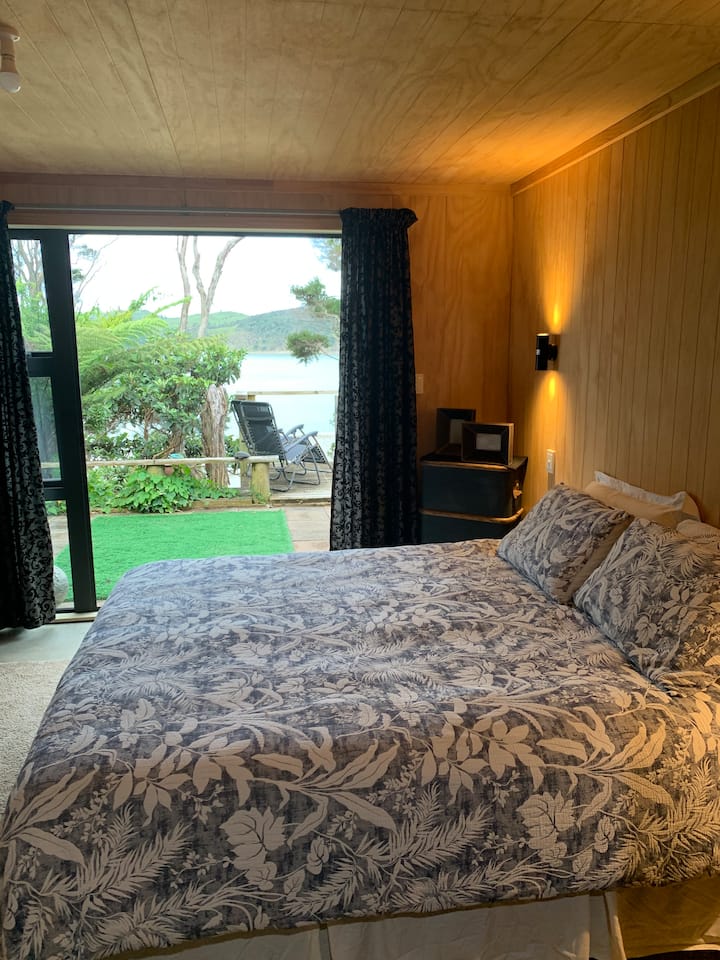 Hoofdslaapkamer – kingsize bed en slaapbank
Ruime hoofdslaapkamer met een luxe kingsize bed en een gezellige slaapbank, perfect om te ontspannen of extra gasten. Privé, licht en uitnodigend - je ideale toevluchtsoord na een drukke dag.