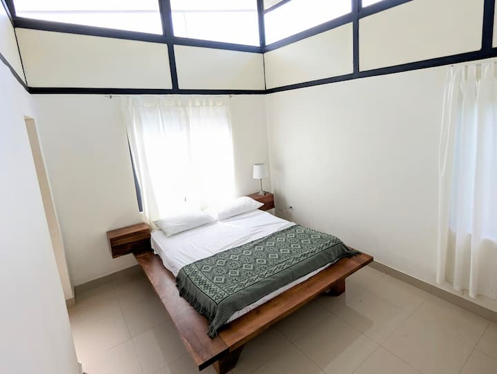 Спалня за гости, свързана с обща баня и душ