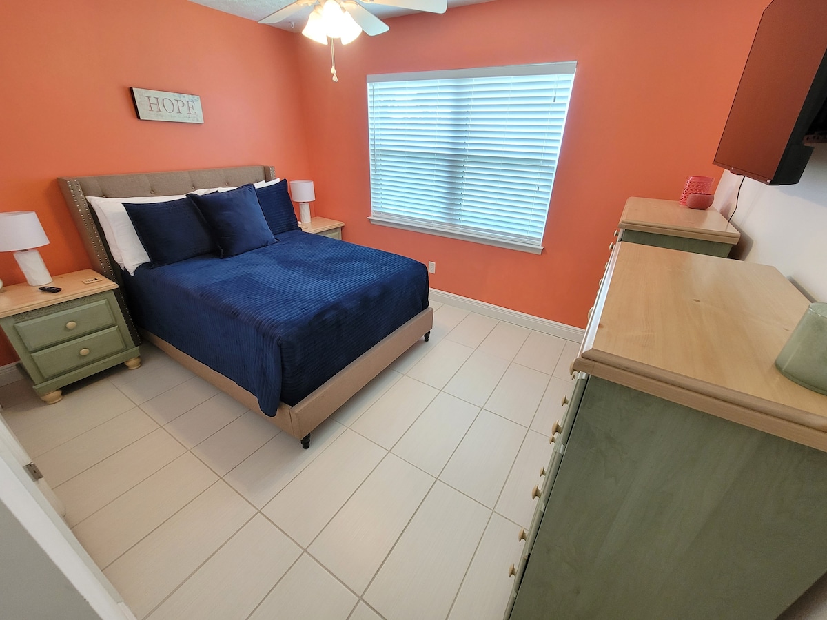 חדר שינה מס '3 כולל מיטה בגודל מלא עם כל המצעים/המצעים הדרושים, 2 שידות לילה, 2 שידות מגירות, טלוויזיה, ארון, קולבים, חלונות כפולים, כיסויי חלונות וגישה לשקע חשמל בשתי המיטות.