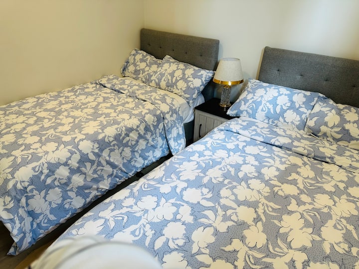 2 camas individuales tamaño king, cama de llegada nueva 
1,07 de ancho x 2,05 de largo