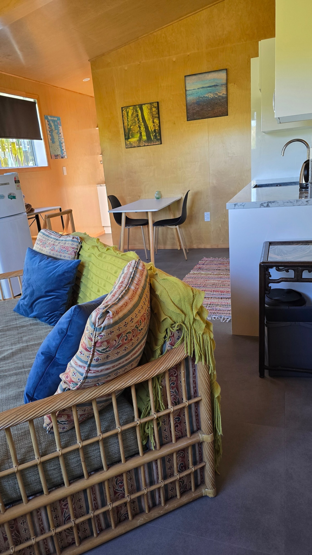 Top performing Airbnb: The Black Barn -Bird song and bush views in Thames Coromandel District North
