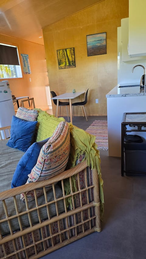Top performing Airbnb: The Black Barn -Bird song and bush views in Thames Coromandel District North