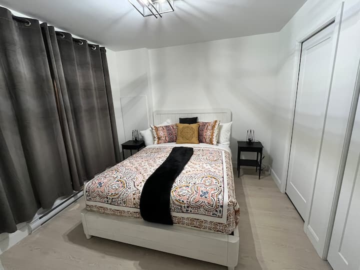 Bedroom 2 with queen bed, full ensuite bathroom and wardrobe.  Bedroom 1 offers a window to the street at the end of the cul-de-sac (no traffic)