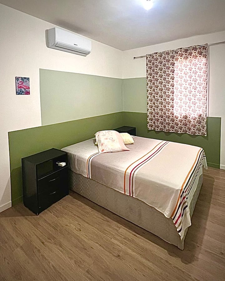 Kamer 2: Tweepersoonsbed, airco, extra tweepersoonsmatras, balkon, strijkplank