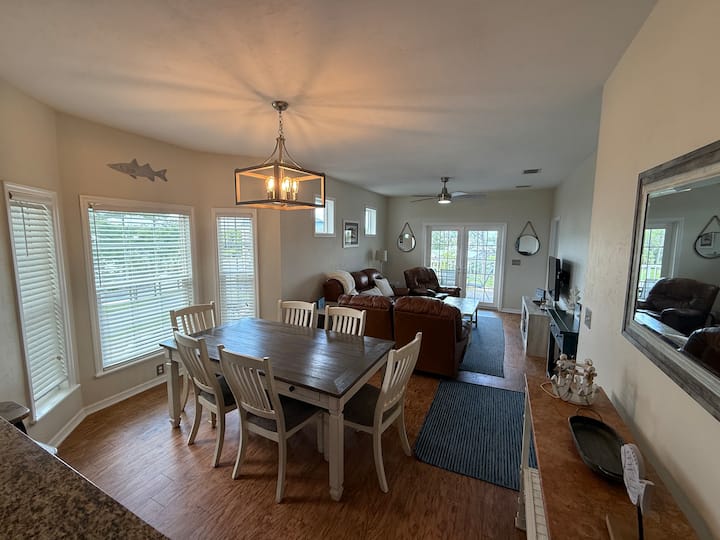 Გახსენით განლაგება სასადილო სივრციდან მისაღებ ოთახამდე 