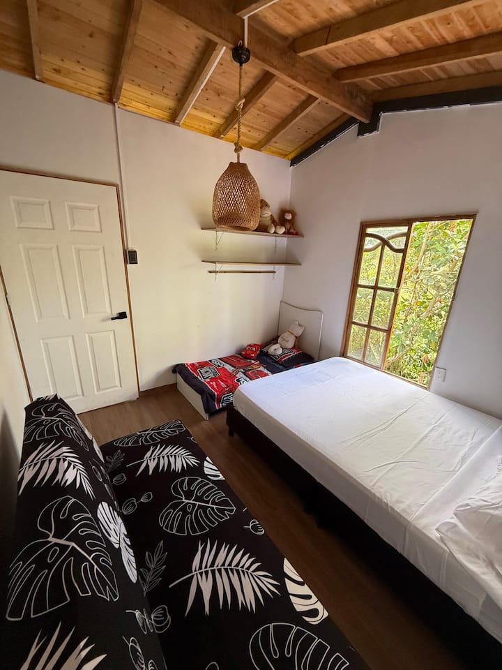  Dhomë me pamje nga lumi dhe zogjtë
E ngrohtë dhe e ndriçuar, me një krevat dopio dhe dritare me pamje nga peizazhi natyror, ku mund të shijosh tingullin e lumit dhe të vëzhgosh zogjtë në agim. ️�✨