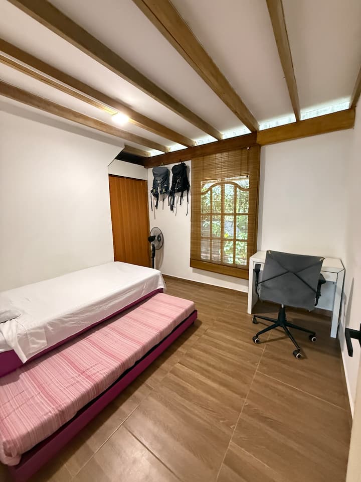  Dhomë magjepsëse me pamje natyrore dhe në lumë
Komode dhe e qetë, me një krevat të thjeshtë dhe ndihmës. Nga dritarja mund të shijosh peizazhin tropikal dhe të shohësh si kalojnë tukani dhe majmunët. ✨