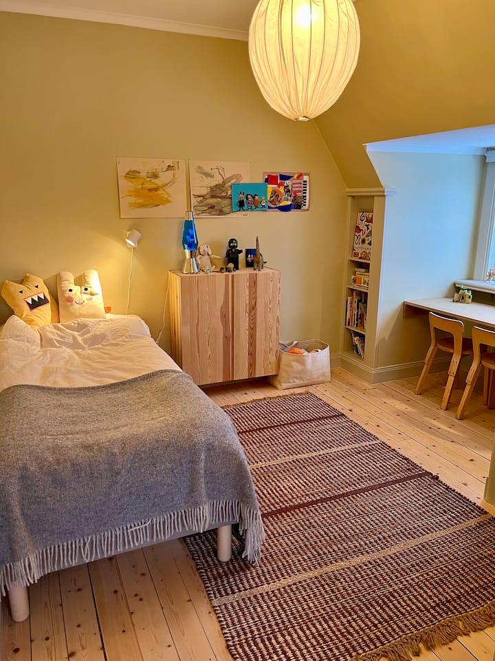 Chambres à l'étage à côté des chambres 1 et 3. Lit de 90 cm de large