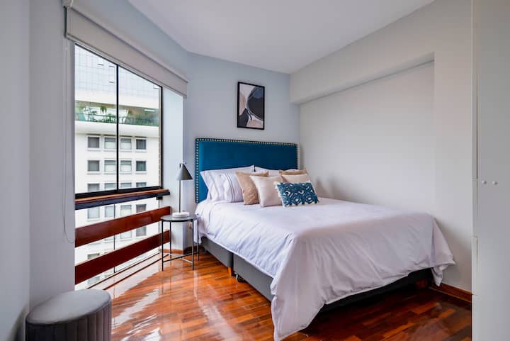 Dormitorio #3: Cama queen con vista a la ciudad. // Bedroom #3: Queen bed with city view.