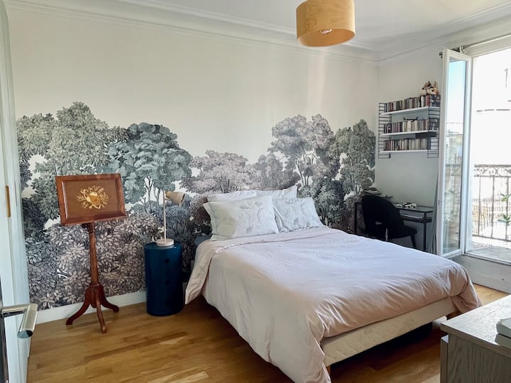 ห้องนอนมีเตียงขนาดมาตรฐาน 2 ที่นั่ง (140*190 ซม.) นอนสบาย หันหน้าไปทางเหนือและเพลิดเพลินกับความสดชื่น

หมายเหตุ: ม่านไม่ได้เป็นแบบบังแสงและปล่อยให้แสงส่องเข้ามาเล็กน้อยในตอนเช้า