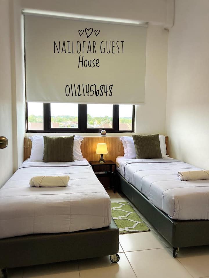 ห้องนอนที่สอง (เตียงเดี่ยว 2 เตียง) และเครื่องปรับอากาศ 