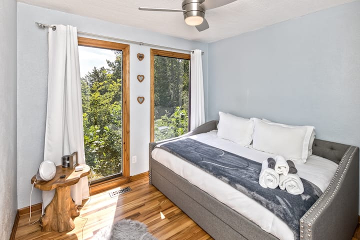 Veliki dnevni krevet s dvostrukim ručkom na izvlačenje ispod. 