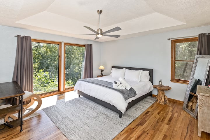 Probudite se uz spektakularan pogled na planine iz potpuno novog, prostranog bračnog kreveta. 