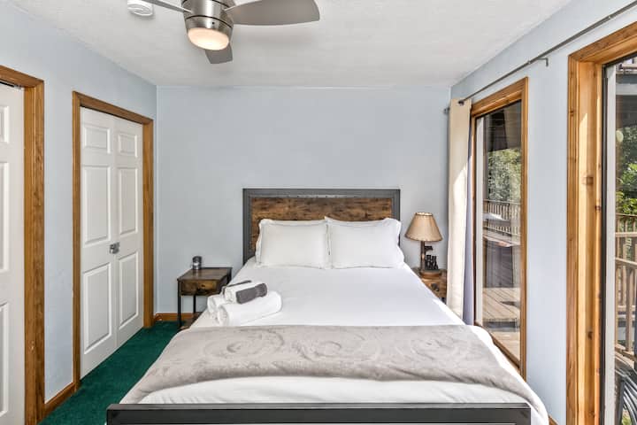 Probudite se uz spektakularne izlaze sunca i pogled na planine s ovog bračnog kreveta. 