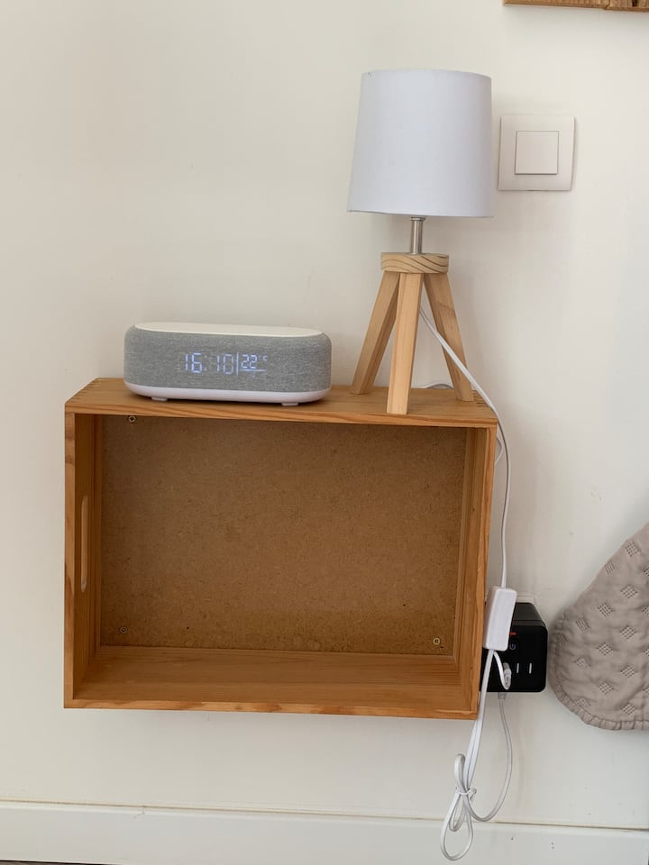 Za vašu udobnost dodali smo sat s bežičnom stanicom za punjenje i usb produžni kabel a i c