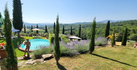 Tuscan dream lux 2-bed, pool, private balcony