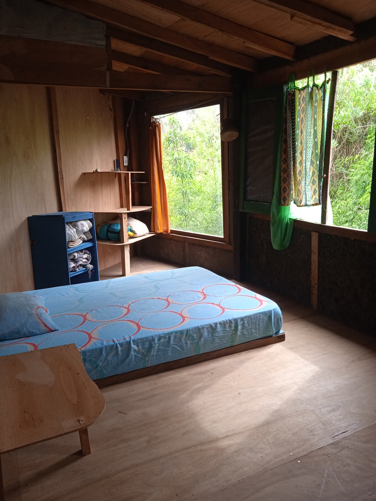 Iznimno udoban bračni krevet. Prozori s puno prirodnog svjetla, širokim pogledom, puno zelene prirode.