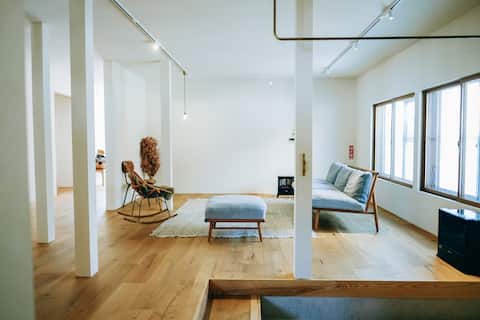 30-second walk to the main lift of Ishibuchi Maruyama Ski Resort! 4 bedrooms, 10 beds, 200 sqm, 10 p