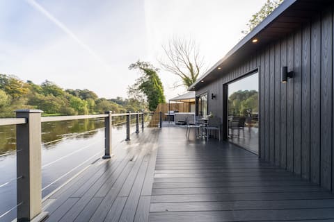 Luxury riverside Lodge w Hot tub