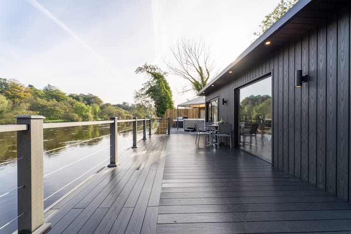 Luxury riverside Lodge w Hot tub