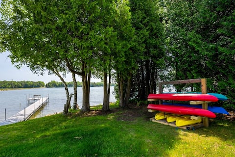 Lakefront Family Cottage: Kayaks, Game Rm, Firepit