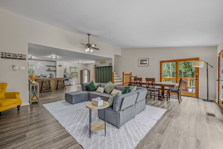 Red Bud Acres ~ Spacious Family Cabin ~ Fast Wifi - Berkeley Springs, WV