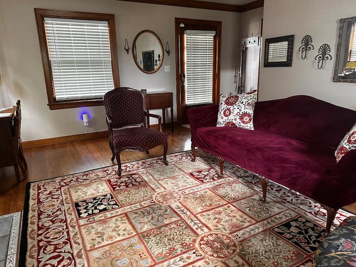 Darling Bungalow *Adults Only* Easy Highway Access - Kansas City, MO