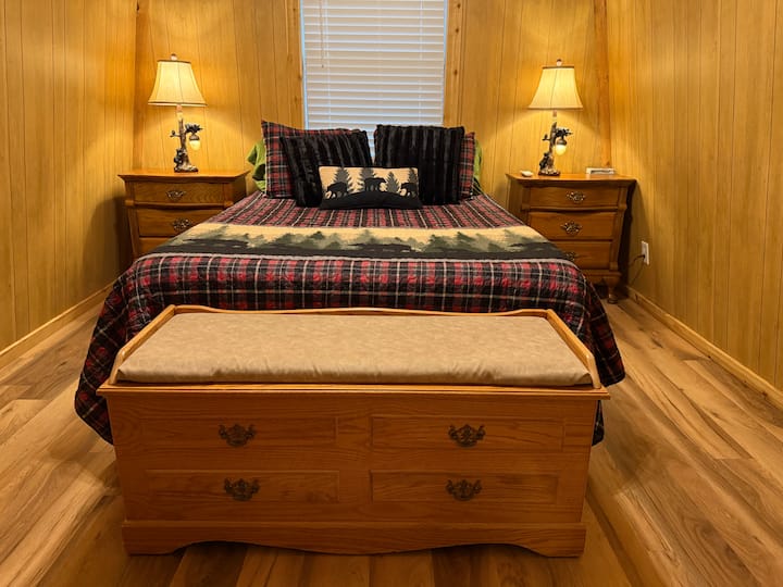 تحتوي غرفة النوم الرئيسية على مصباح على جانبي السرير مع ضوء بلوط قابل للتعتيم ومصباح عادي. الكثير من الوسائد وصندوق السيارة الجميل للجلوس عليه في نهاية السرير.  