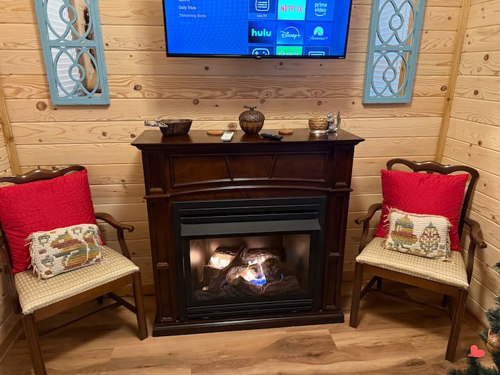 استمتع بدفء مدفأة الغاز، وتلفزيون روكو في غرفة المعيشة لقضاء وقت هادئ لطيف.