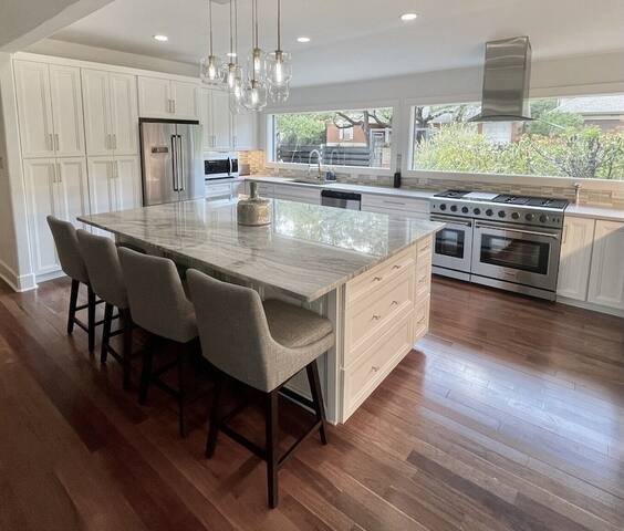 Unique DOWNTOWN SoCo Austin Jewel!! gallery image 5