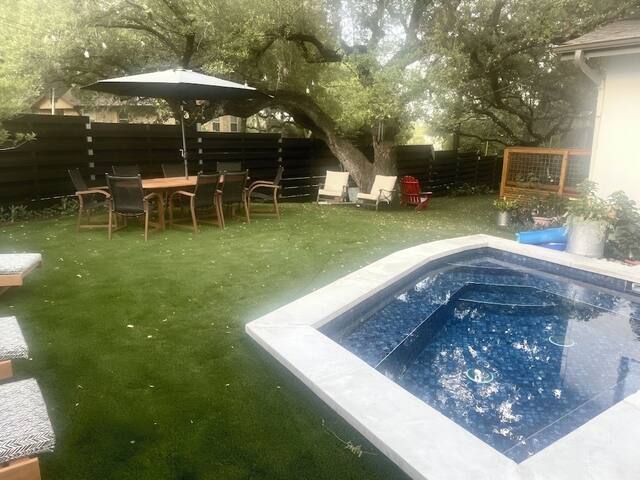 Unique DOWNTOWN SoCo Austin Jewel!! gallery image 2