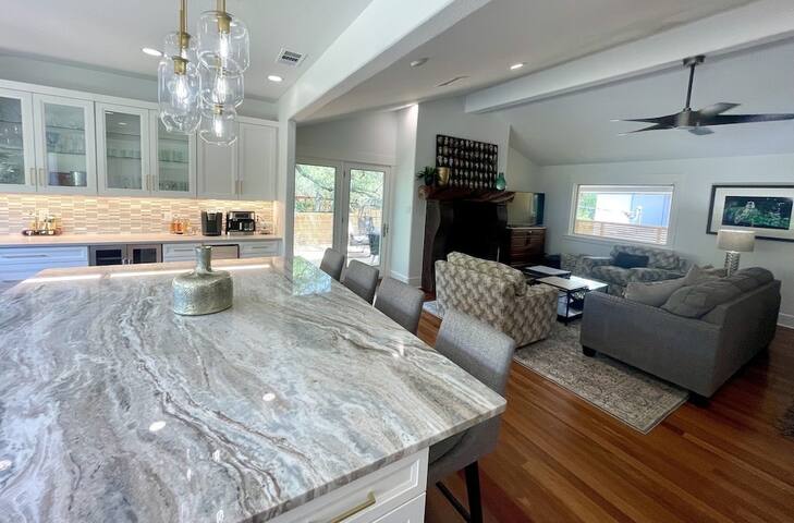 Unique DOWNTOWN SoCo Austin Jewel!! gallery image 4