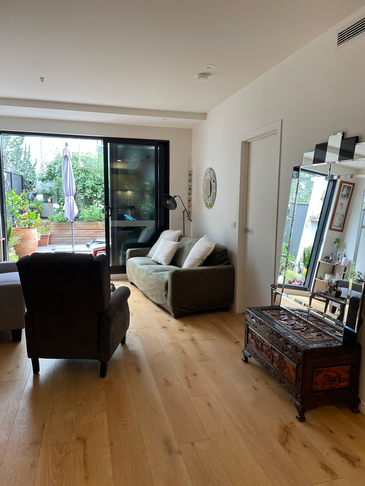 ห้องนั่งเล่นที่เชื่อมต่อกับสนามส่วนตัวอย่างลงตัว ผสมผสานความสะดวกสบายในร่มและความสงบนอกบ้านอย่างลงตัว เหมาะสำหรับความบันเทิงหรือการผ่อนคลาย