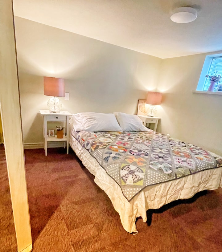 Private Downtown Basement Retreat - Burlington