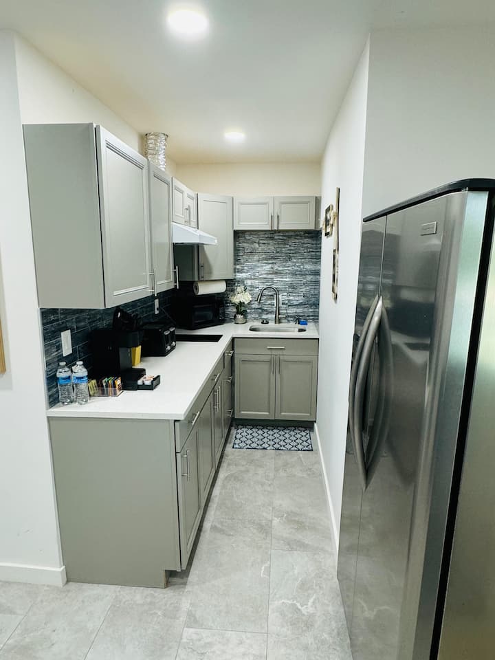 Private Apartment With Laundry In The Unit. - West Palm Beach, FL