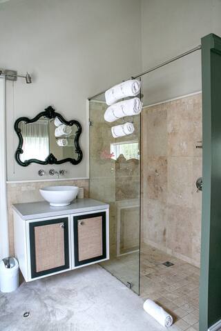 Bijoux – 2 bedroom cottage in Rondebosch Cape Town gallery image 3