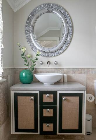 Bijoux – 2 bedroom cottage in Rondebosch Cape Town gallery image 4