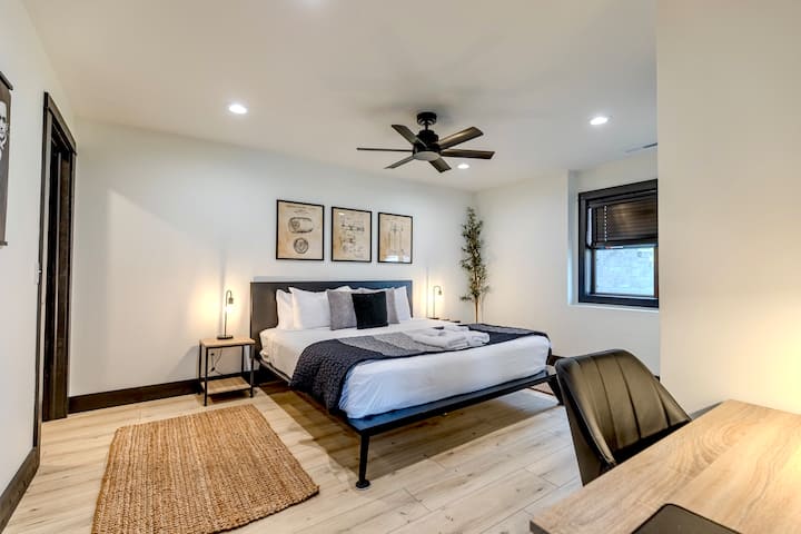 Dhoma e gjumit "King Master" në katin e poshtëm me dyshek me shkumë memorieje, banjë dhe tavolinë pune për një vend pune.  