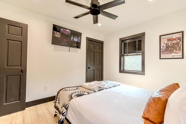 Dhomë gjumi "Queen" në katin e sipërm me dyshek me shkumë memorie