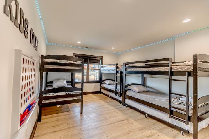 Dhomë marinari VETËM PËR FËMIJË që flenë gjithsej tetë fëmijë (të rriturit NUK duhet të flenë në krevatet e sipërm për shkak të kufirit të peshës) me televizor inteligjent