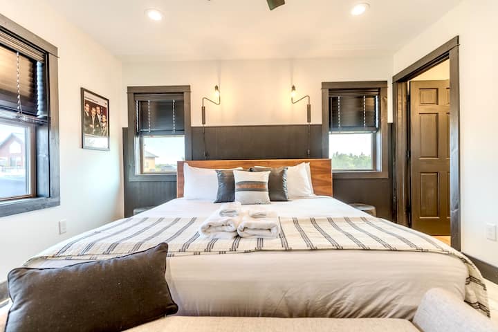 Dhoma e gjumit King Master në katin e sipërm me dyshek me shkumë memorieje dhe banjë ngjitur.