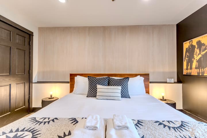 Dhomë gjumi "King" në katin e poshtëm me dyshek me shkumë memorieje dhe televizor inteligjent