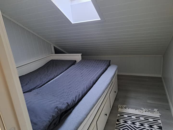 También se puede colocar una cuna o cama para bebé en el dormitorio