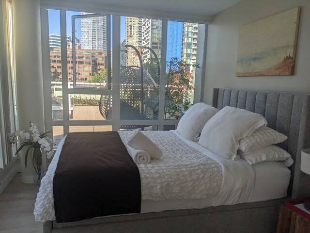 Penthouse w/ Views / Giant Deck on Seawall / Beach gallery image 2