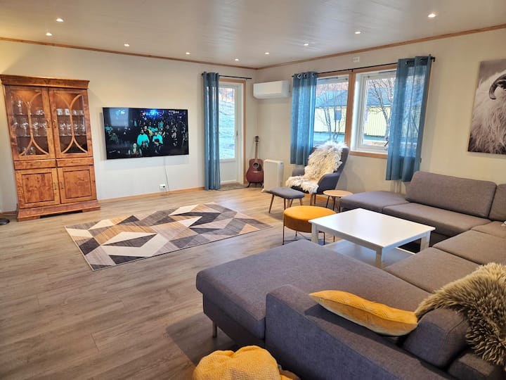 Fjordfront Home W/ Hot Tub - Quiet Arctic Setting - Norway