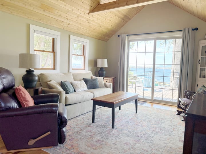 تحتوي غرفة المعيشة على أريكة قابلة للسحب مع مرتبة جديدة