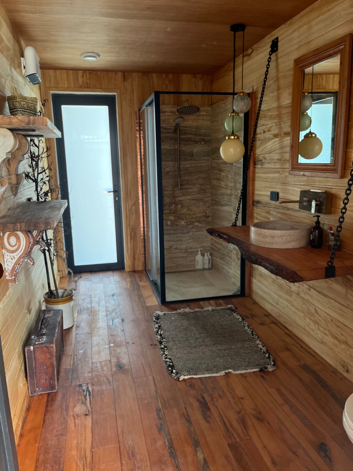 Bathroom and toilet at New Chums in Whangapoua