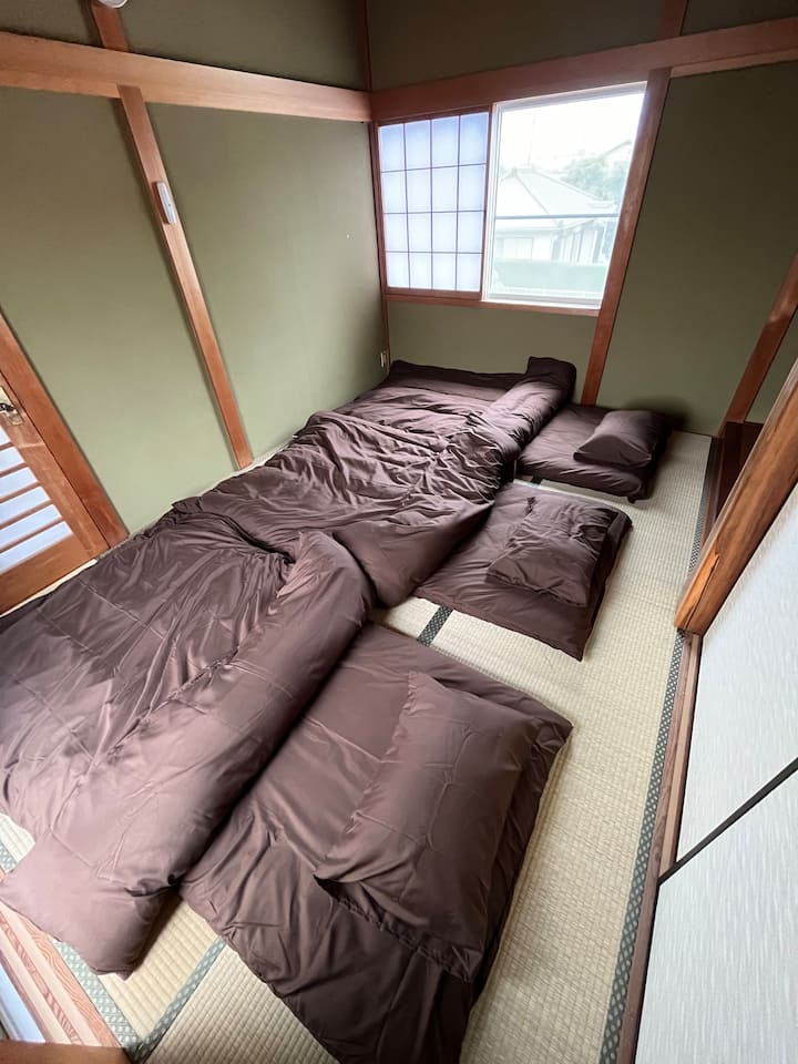 Това е стая в японски стил на втория етаж.2 - 3 души могат да дръпнат сгъваемия диван.