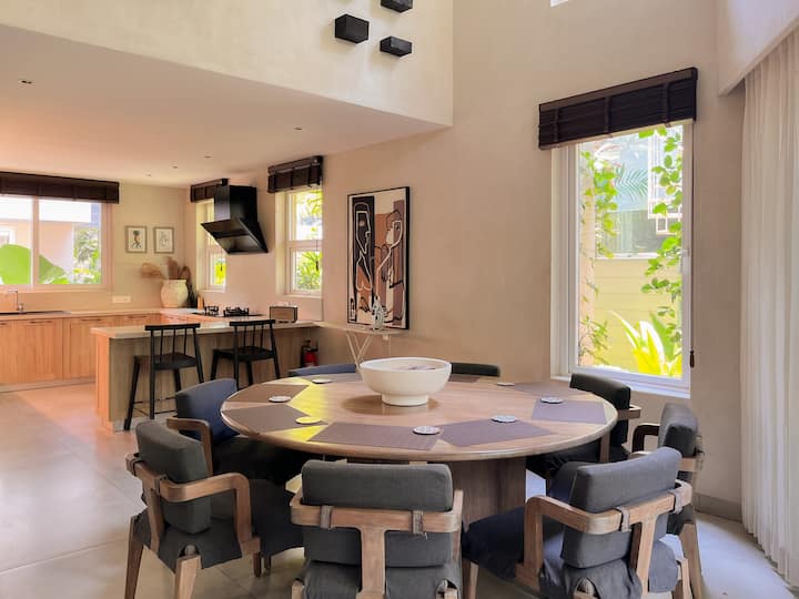 Dining area image 2